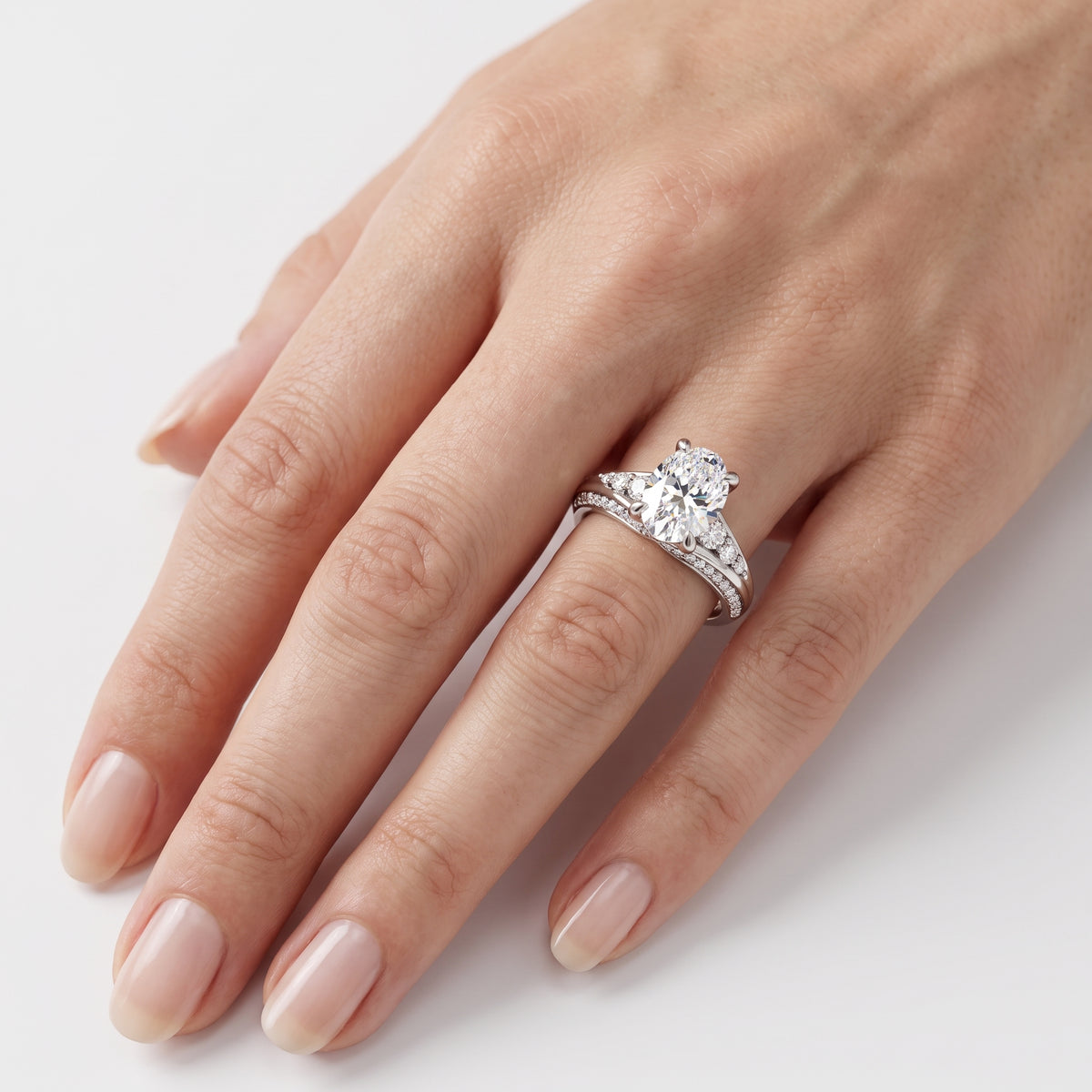 _lifestyle_image@SKU:R1086-NADO0200000PL #metal_platinum+origin_lab-grown+quality_ef-vs2+