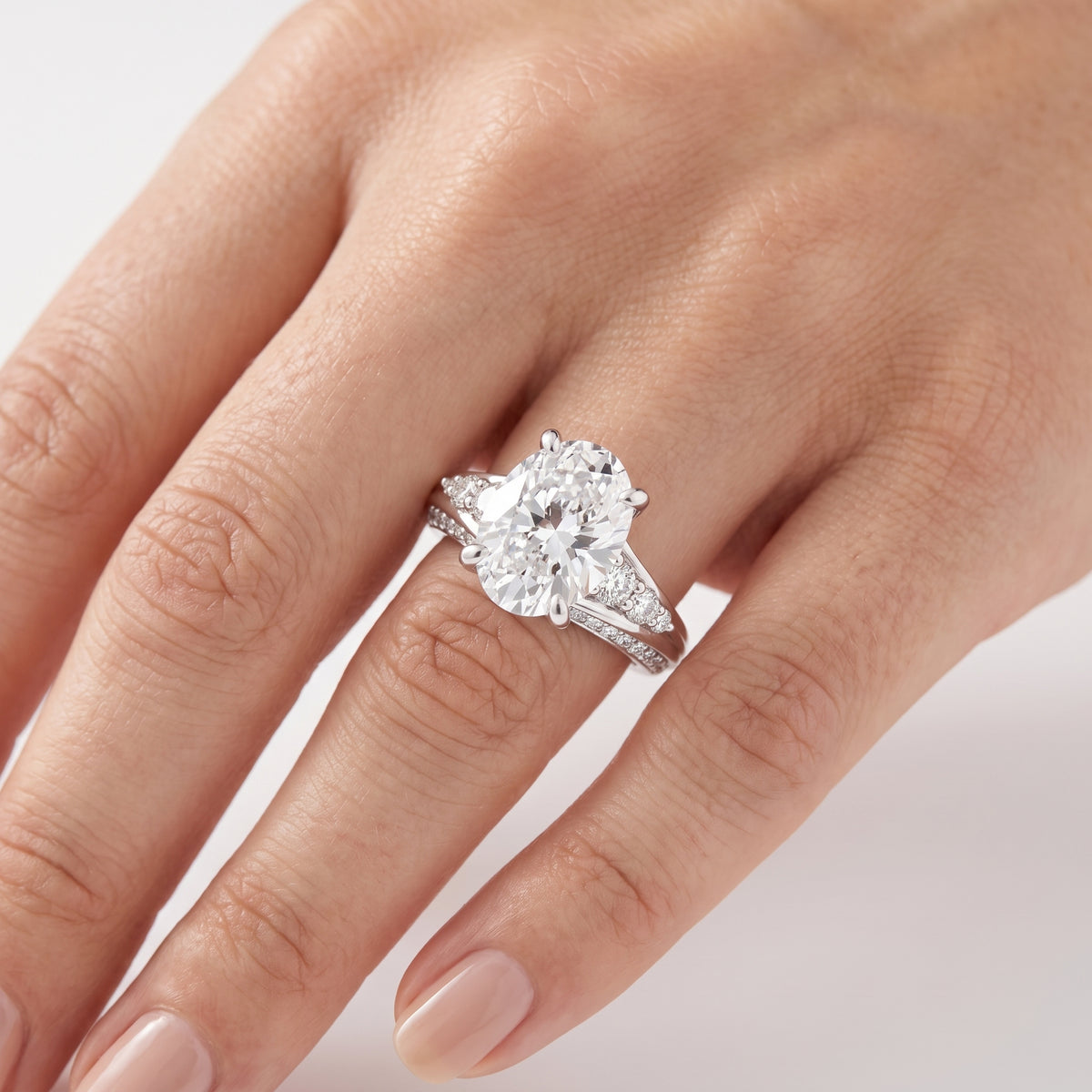 _lifestyle_image@SKU:R1086-NADO03000004W #metal_14k-white-gold+origin_lab-grown+quality_ef-vs2+