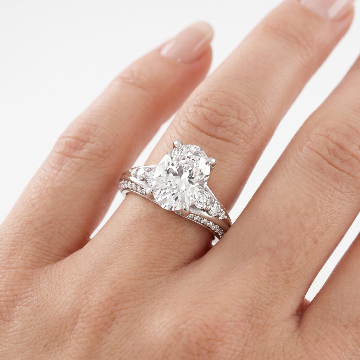 _lifestyle_image@SKU:R1086-NADO0300000PL #metal_platinum+origin_lab-grown+quality_ef-vs2+