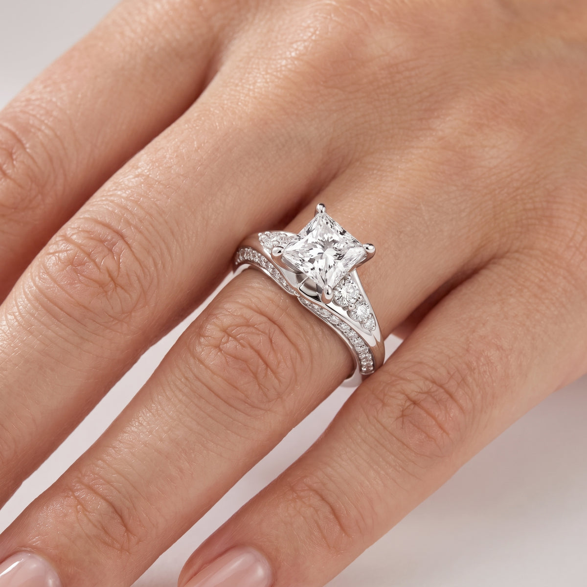 _lifestyle_image@SKU:R1086-NADP0100000PL #metal_platinum+origin_lab-grown+quality_ef-vs2+