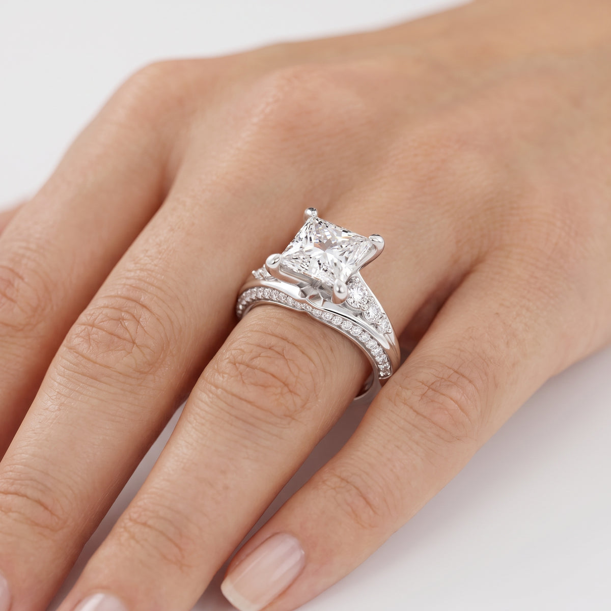 _lifestyle_image@SKU:R1086-NADP02000004W #metal_14k-white-gold+origin_lab-grown+quality_ef-vs2+