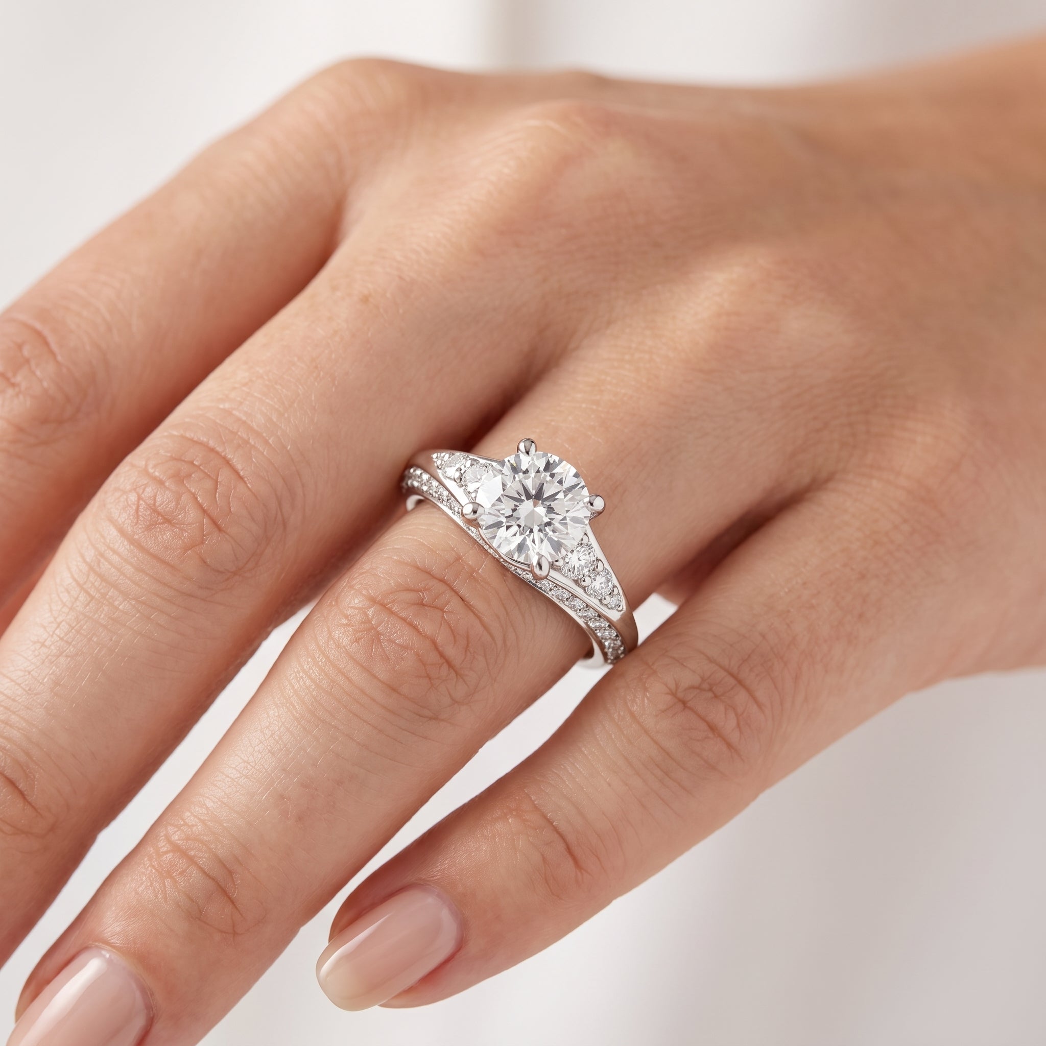 _lifestyle_image@SKU:R1086-NADR01000004W #metal_14k-white-gold+origin_lab-grown+quality_ef-vs2+