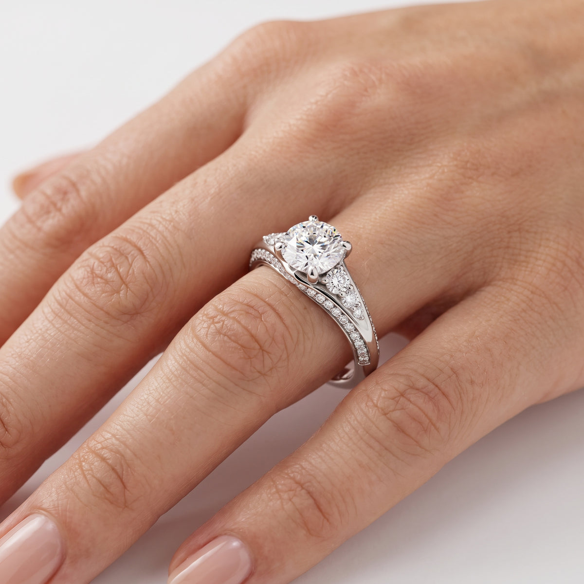 _lifestyle_image@SKU:R1086-NADR0100000PL #metal_platinum+origin_lab-grown+quality_ef-vs2+