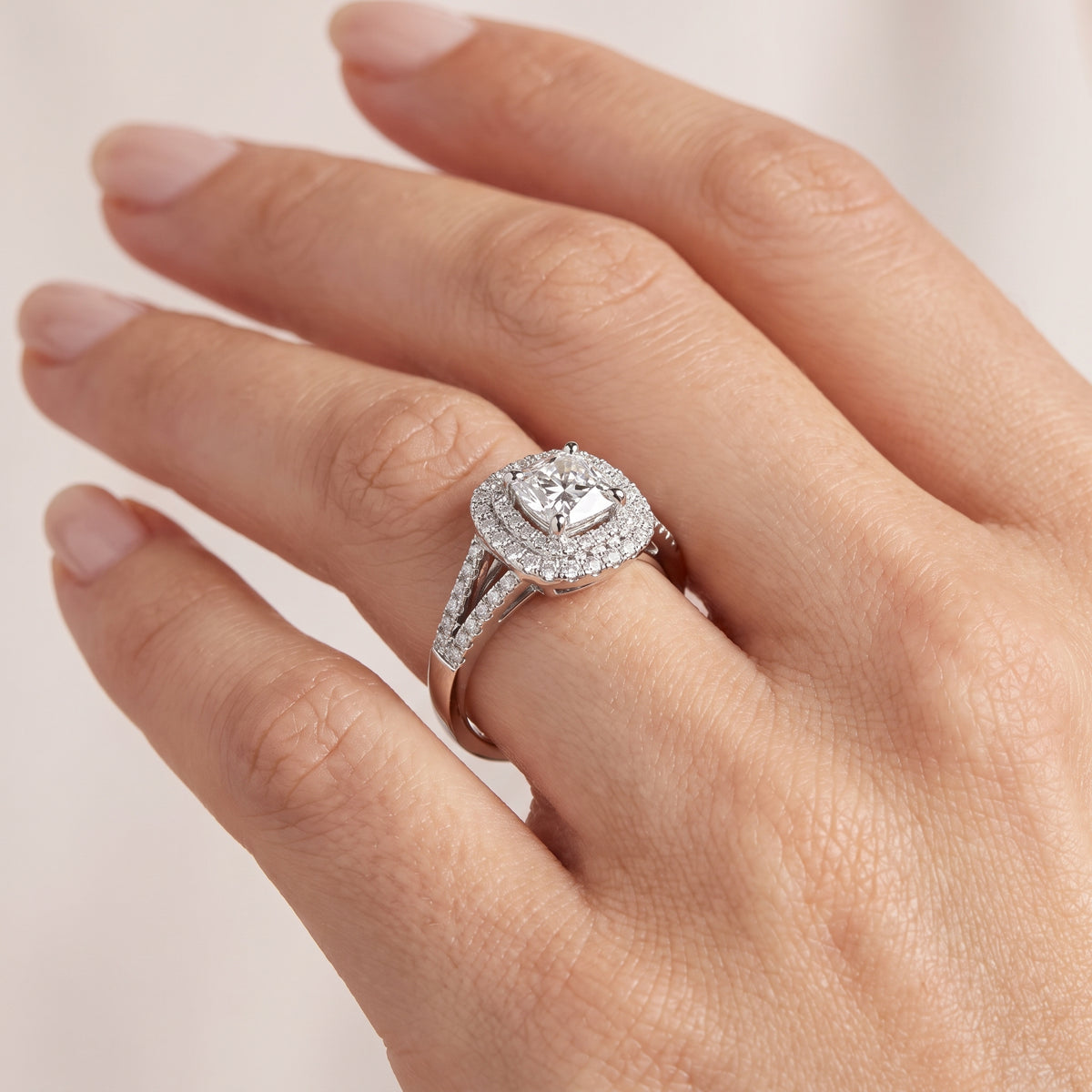 _lifestyle_image@SKU:R1089-LADC01000004W #diamond-quality_g-si+metal_10k-white-gold+origin_lab-grown+