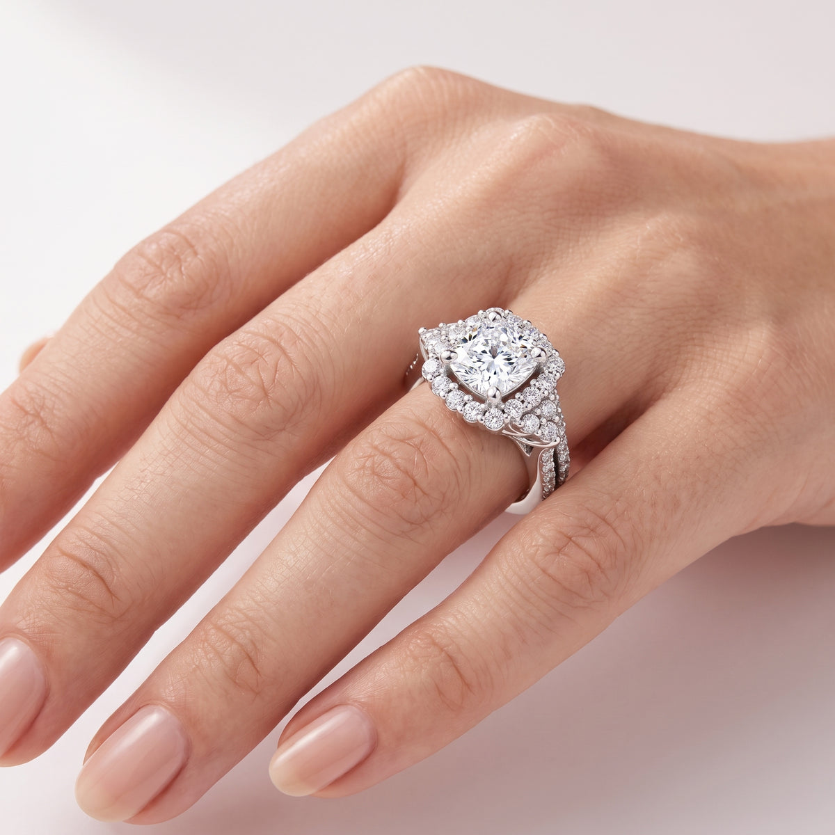 _lifestyle_image@SKU:R1089-LADC03000004W #diamond-quality_g-si+metal_10k-white-gold+origin_lab-grown+
