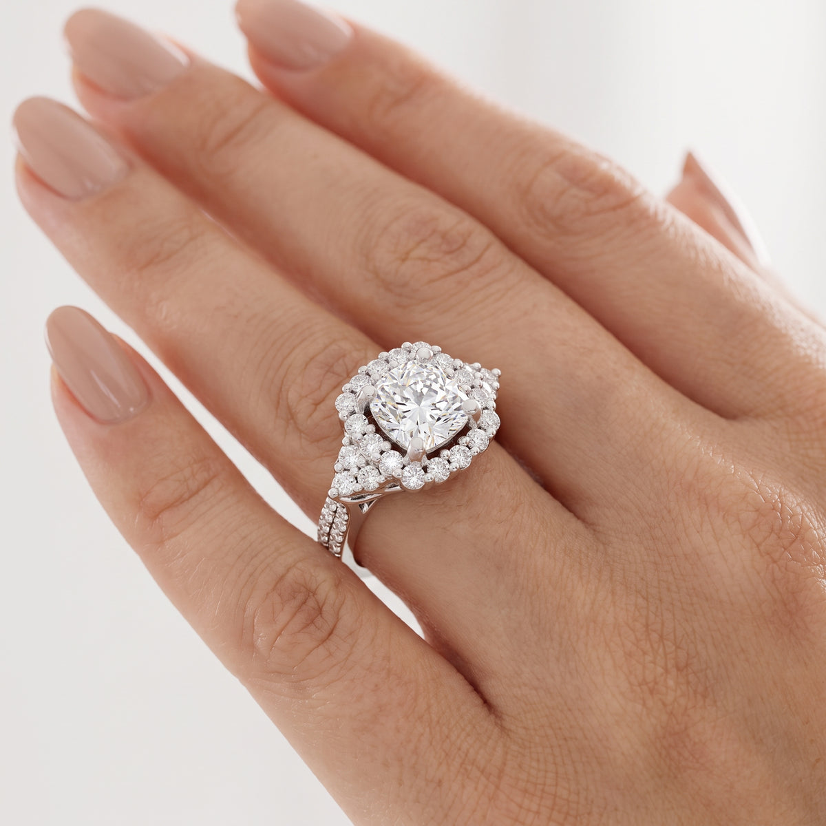 _lifestyle_image@SKU:R1089-LADC04000004W #diamond-quality_g-si+metal_10k-white-gold+origin_lab-grown+