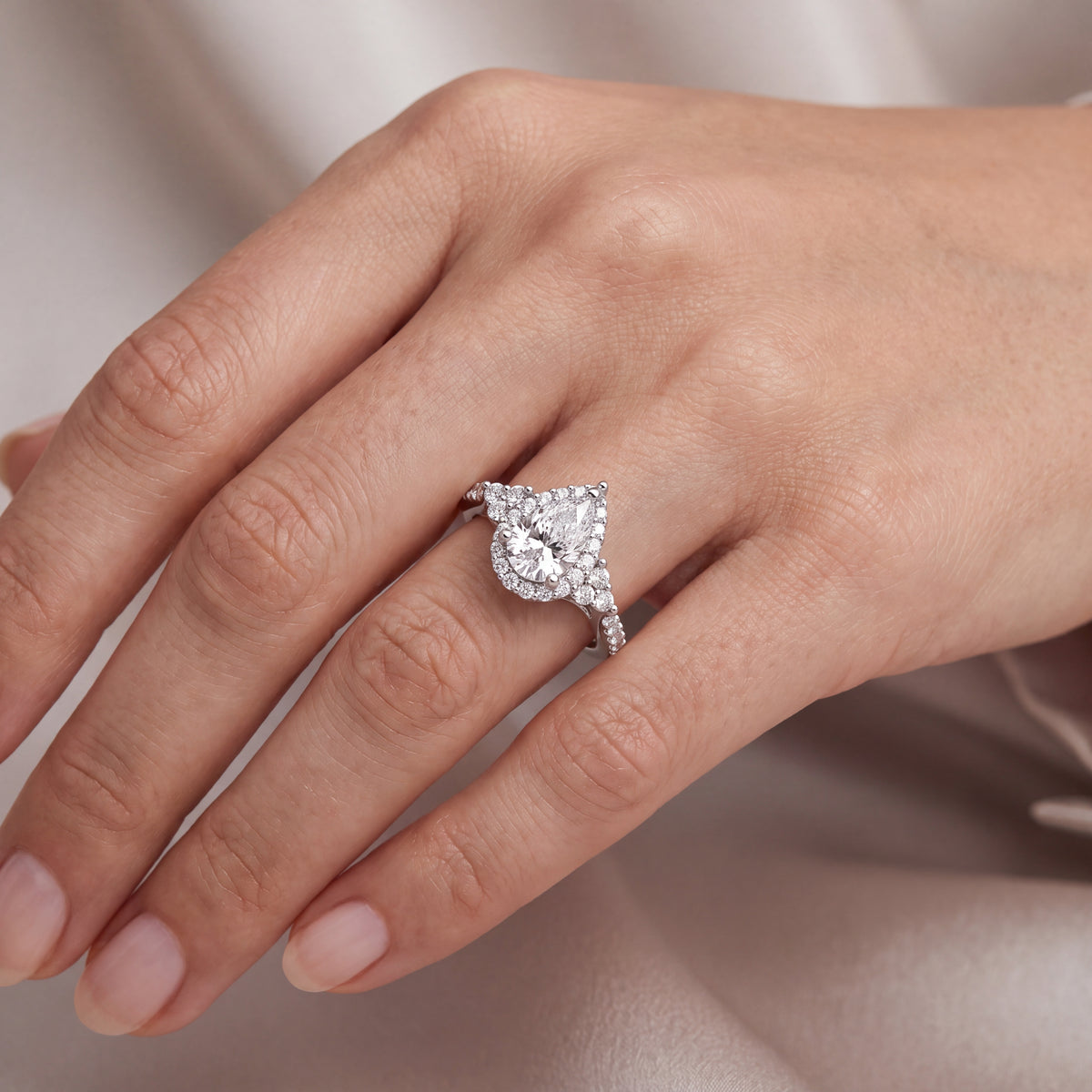 _lifestyle_image@SKU:R1089-LADD01000004W #diamond-quality_g-si+metal_10k-white-gold+origin_lab-grown+