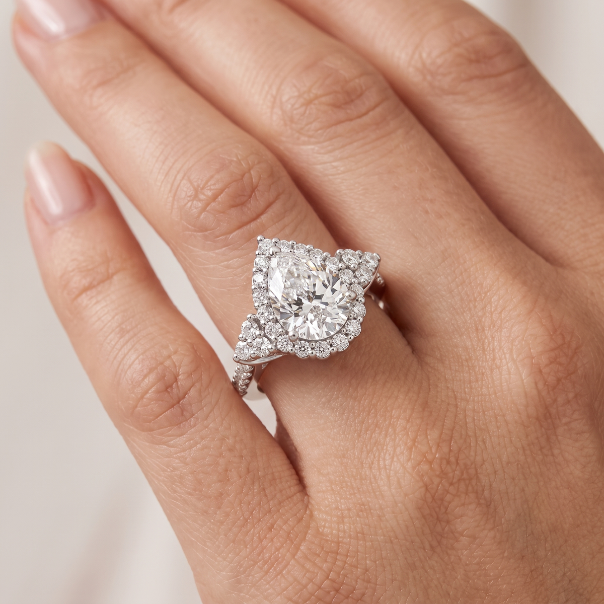 _lifestyle_image@SKU:R1089-NADD0300000PL #metal_platinum+origin_lab-grown+quality_ef-vs2+