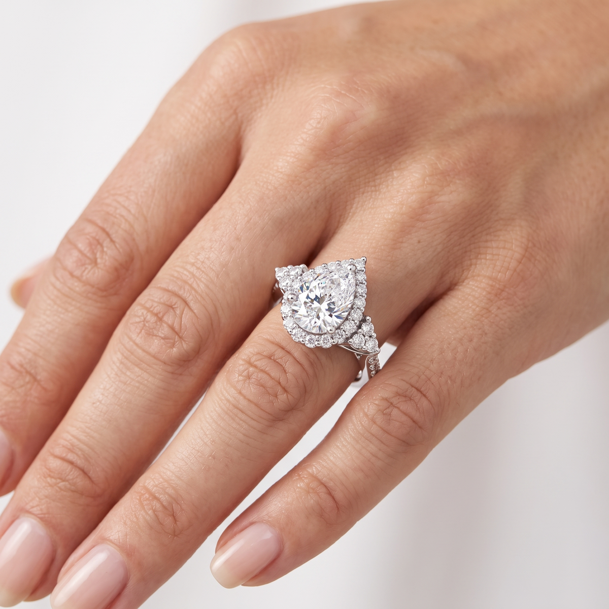 _lifestyle_image@SKU:R1089-LADD04000004W #diamond-quality_g-si+metal_10k-white-gold+origin_lab-grown+
