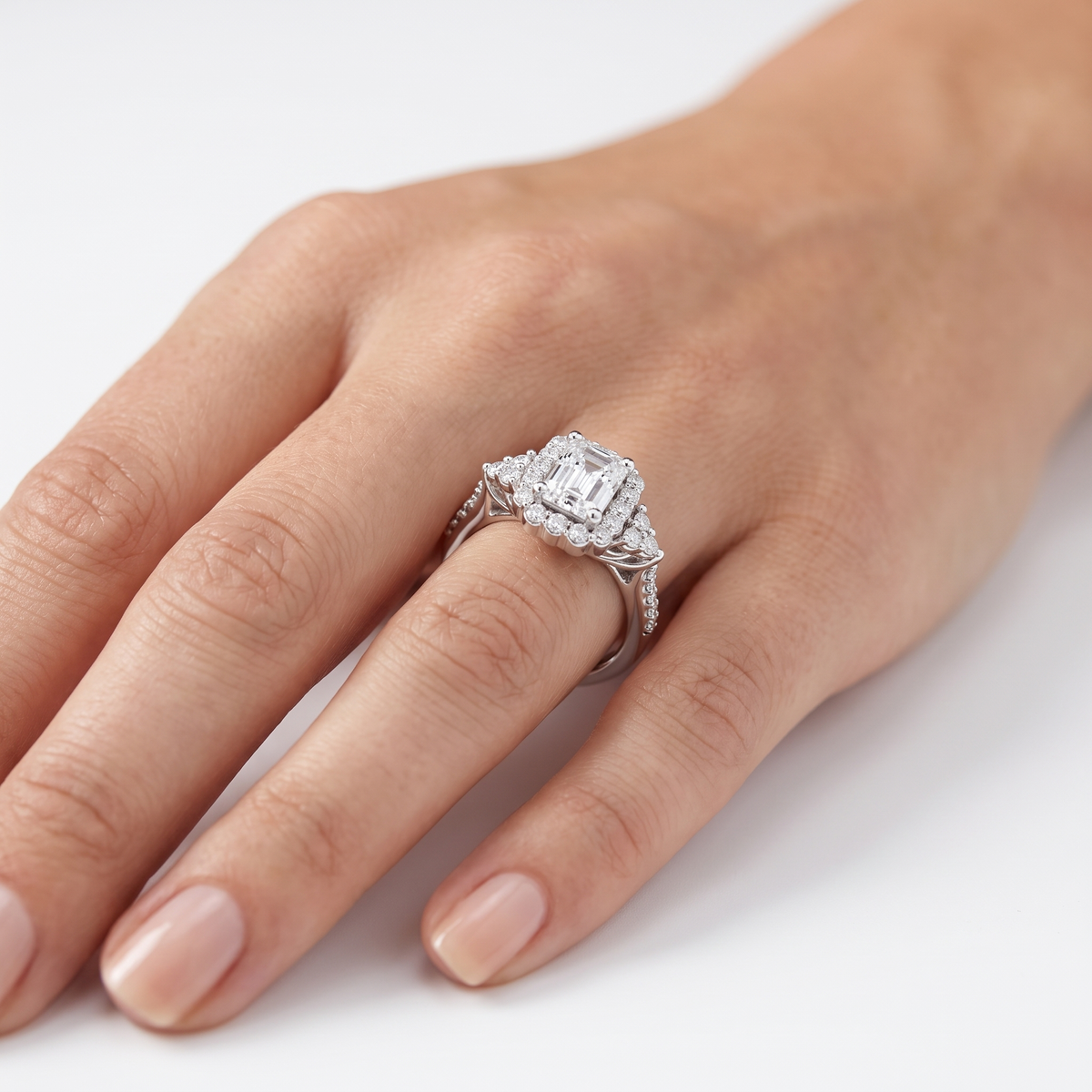_lifestyle_image@SKU:R1089-LADE02000004W #diamond-quality_g-si+metal_10k-white-gold+origin_lab-grown+