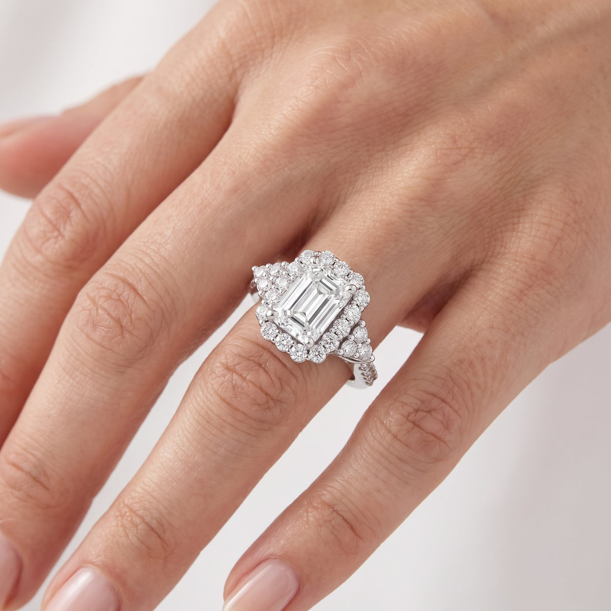 _lifestyle_image@SKU:R1089-LADE03000004W #diamond-quality_g-si+metal_10k-white-gold+origin_lab-grown+