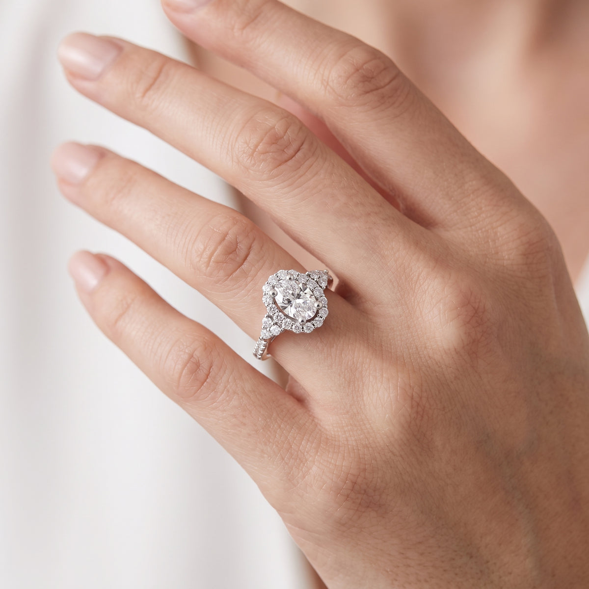 _lifestyle_image@SKU:R1089-LADO01000004W #diamond-quality_g-si+metal_10k-white-gold+origin_lab-grown+