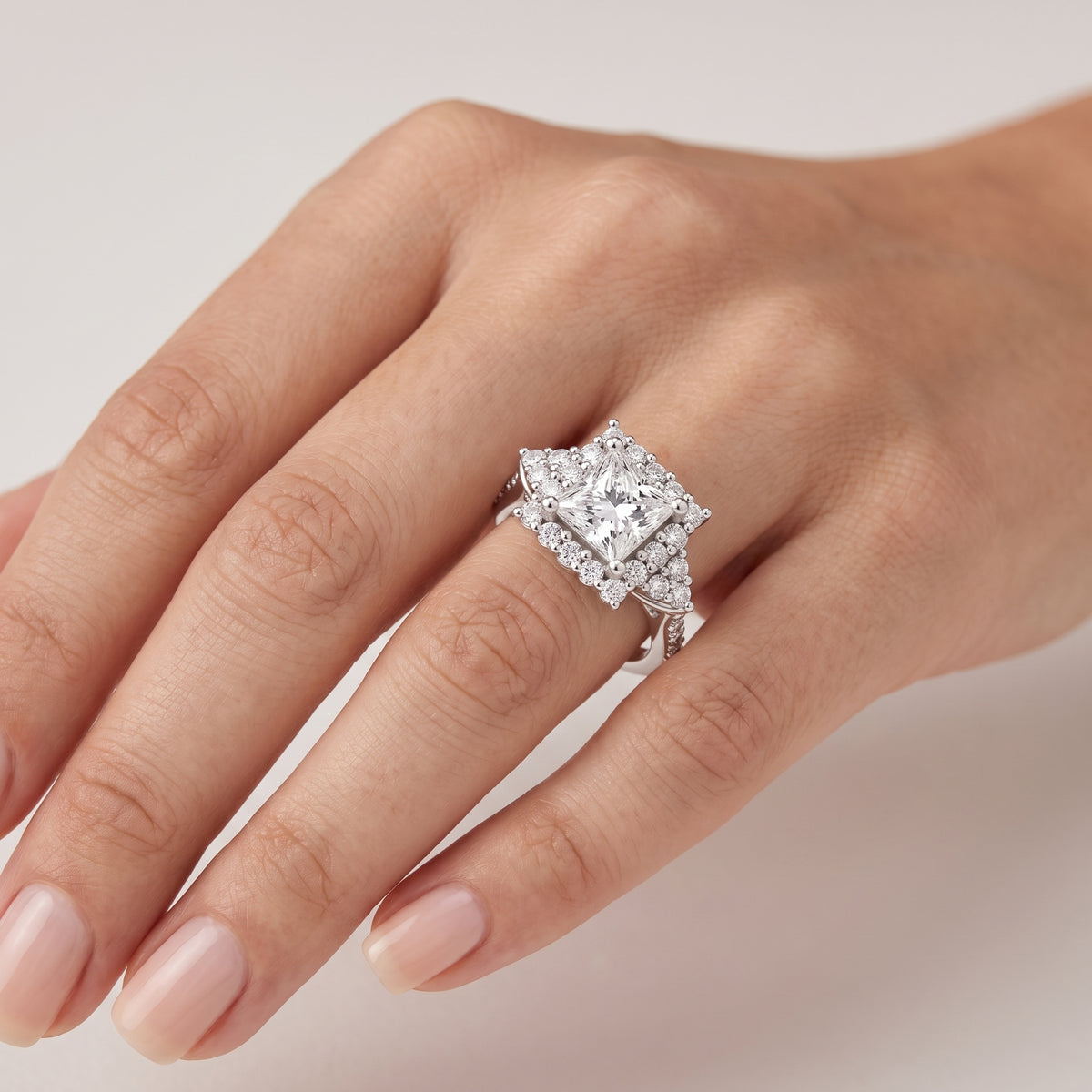 _lifestyle_image@SKU:R1089-LADP03000004W #diamond-quality_g-si+metal_10k-white-gold+origin_lab-grown+