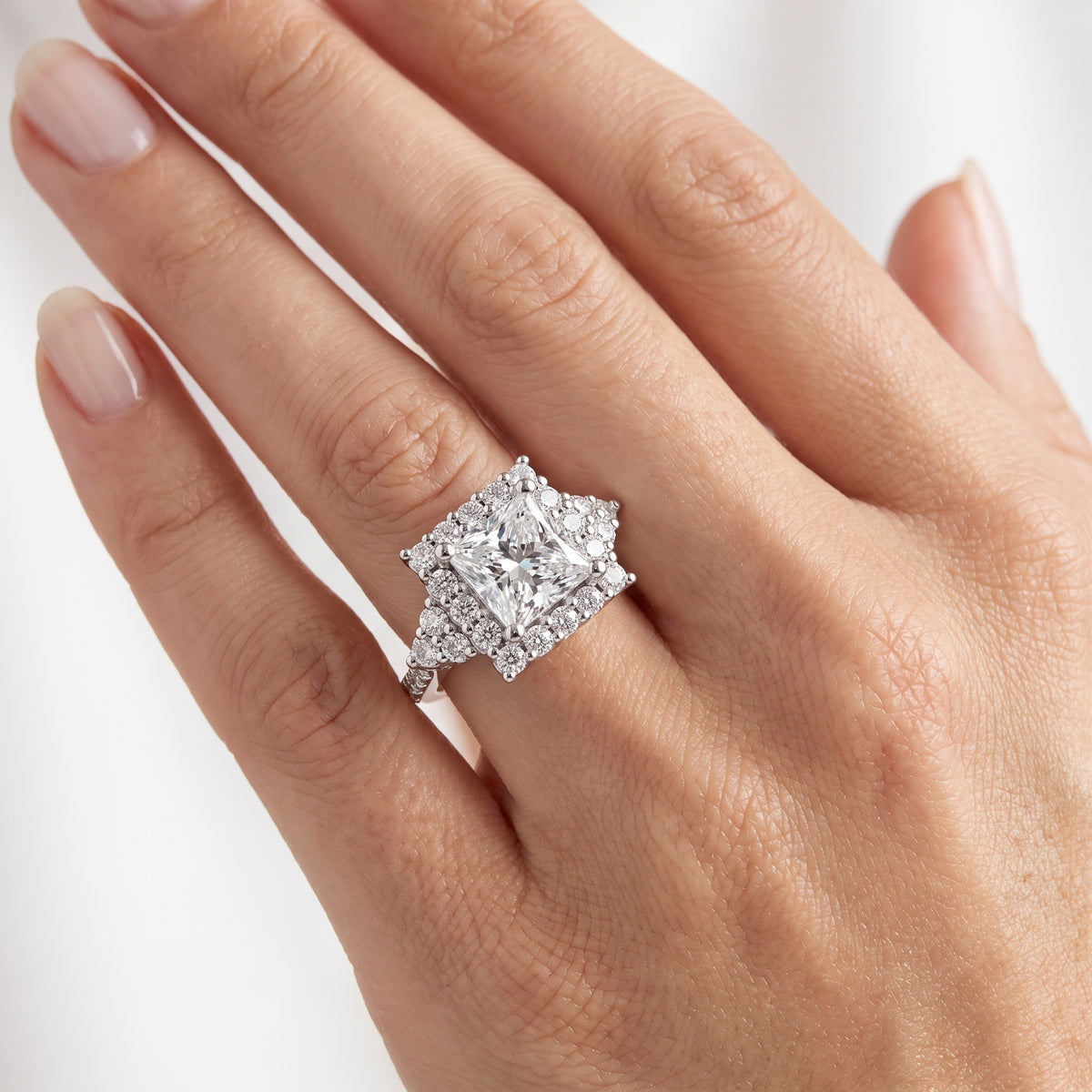_lifestyle_image@SKU:R1089-LADP04000004W #diamond-quality_g-si+metal_10k-white-gold+origin_lab-grown+