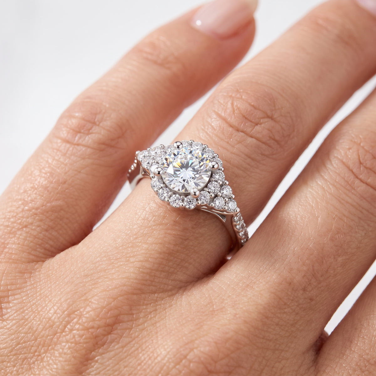 _lifestyle_image@SKU:R1089-LADR01000004W #diamond-quality_g-si+metal_10k-white-gold+origin_lab-grown+
