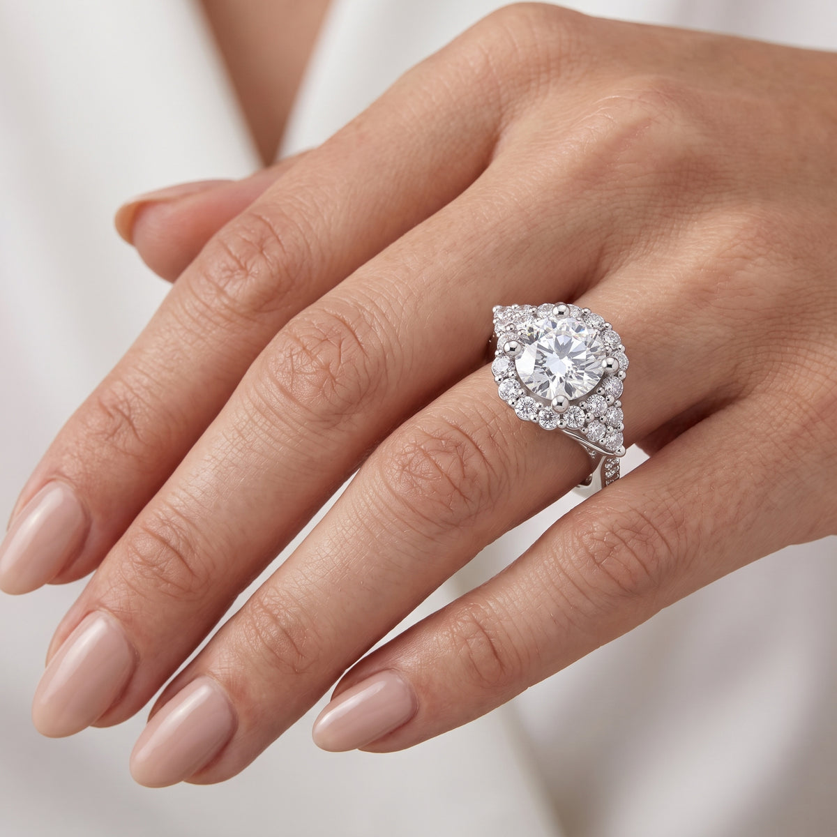 _lifestyle_image@SKU:R1089-LADR04000004W #diamond-quality_g-si+metal_10k-white-gold+origin_lab-grown+