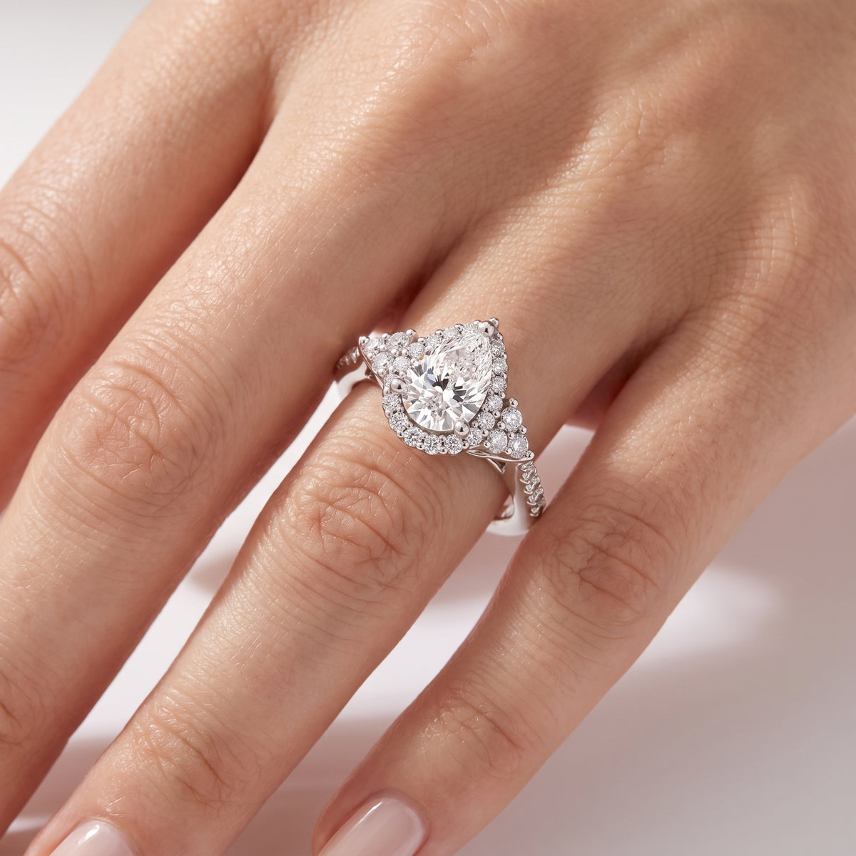 _lifestyle_image@SKU:R1089-NADD01000004W #metal_14k-white-gold+origin_lab-grown+quality_ef-vs2+