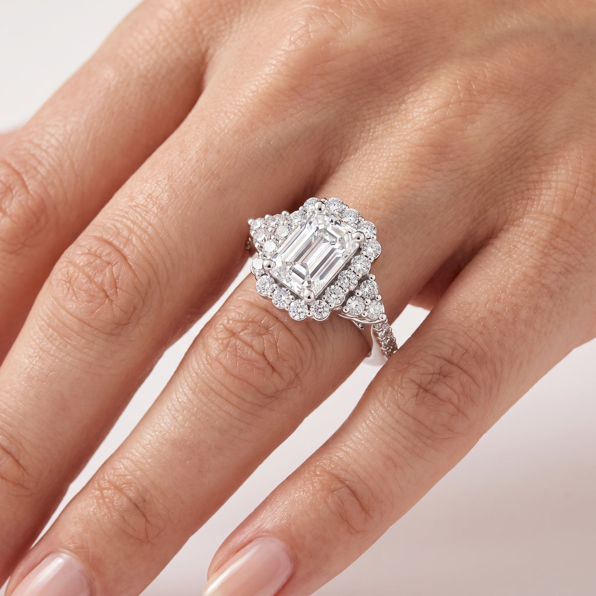 _lifestyle_image@SKU:R1089-NADE04000004W #metal_14k-white-gold+origin_lab-grown+quality_ef-vs2+
