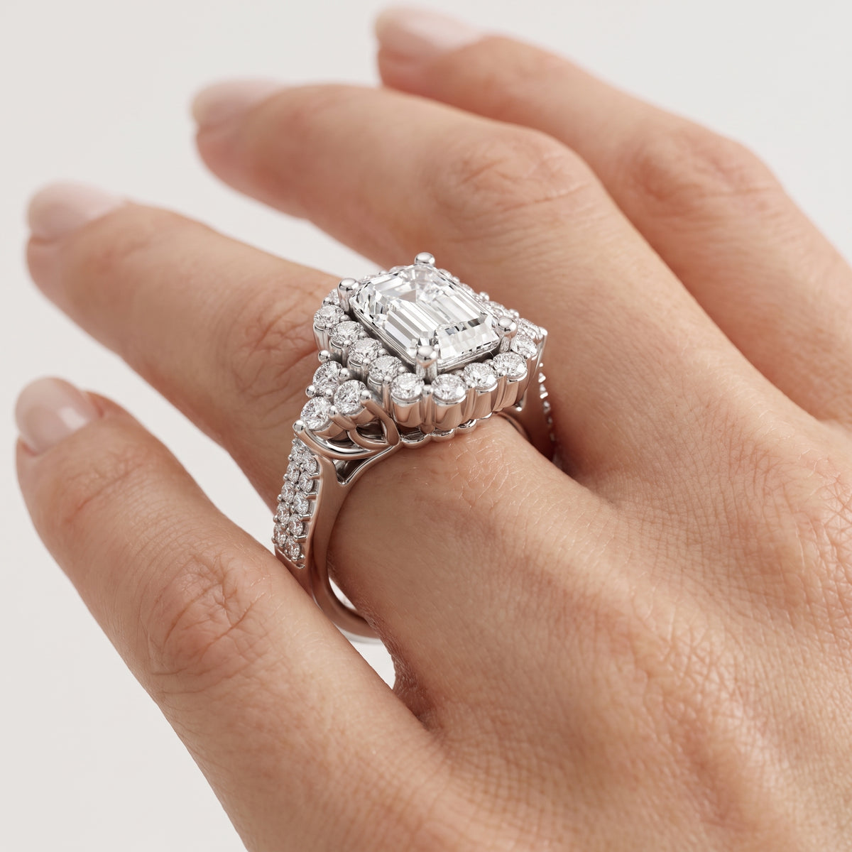 _lifestyle_image@SKU:R1089-NADE0400000PL #metal_platinum+origin_lab-grown+quality_ef-vs2+