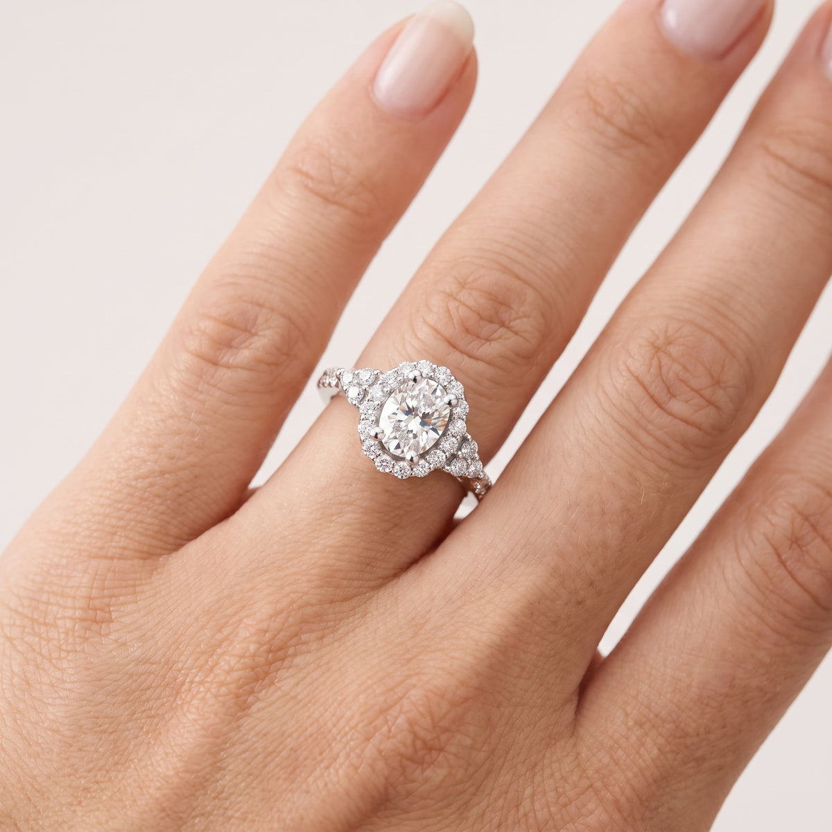 _lifestyle_image@SKU:R1089-NADO01000004W #metal_14k-white-gold+origin_lab-grown+quality_ef-vs2+