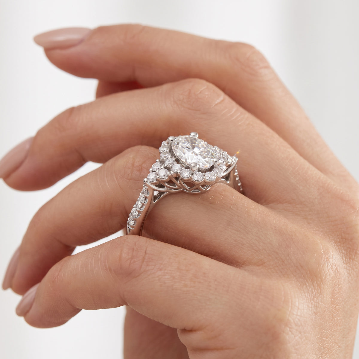 _lifestyle_image@SKU:R1089-NADO0100000PL #metal_platinum+origin_lab-grown+quality_ef-vs2+