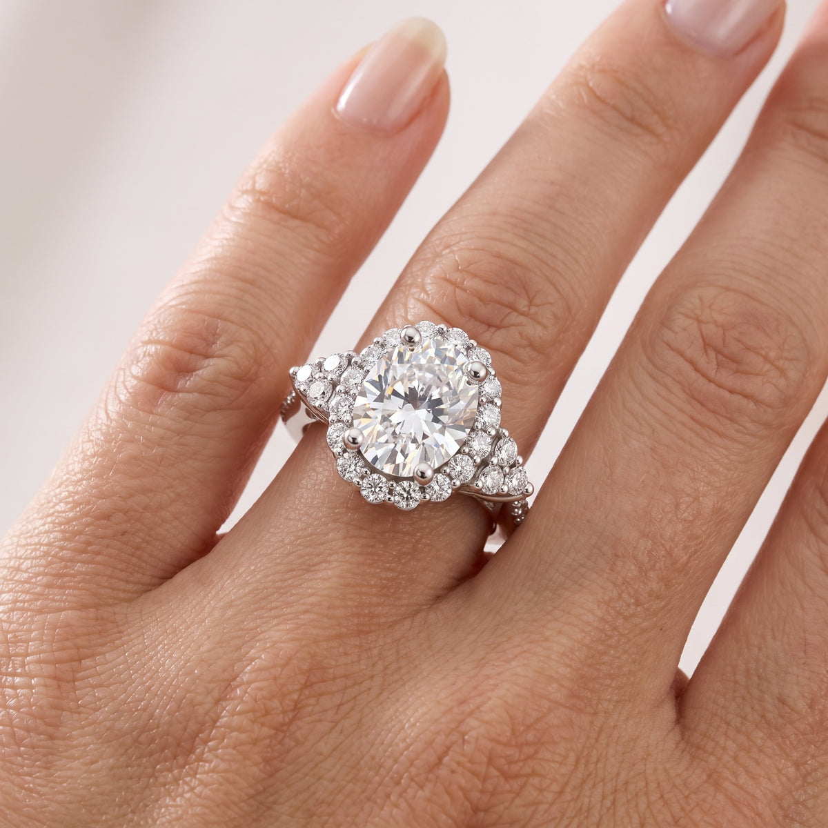 _lifestyle_image@SKU:R1089-NADO0400000PL #metal_platinum+origin_lab-grown+quality_ef-vs2+