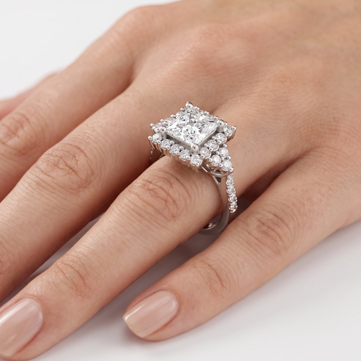 _lifestyle_image@SKU:R1089-NADP0300000PL #metal_platinum+origin_lab-grown+quality_ef-vs2+