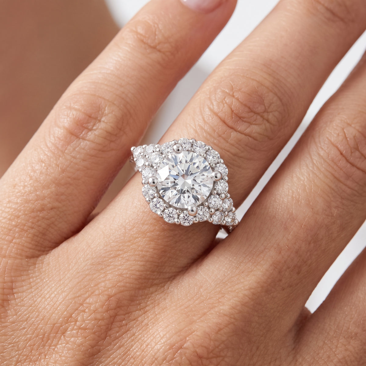 _lifestyle_image@SKU:R1089-NADR03000004W #metal_14k-white-gold+origin_lab-grown+quality_ef-vs2+