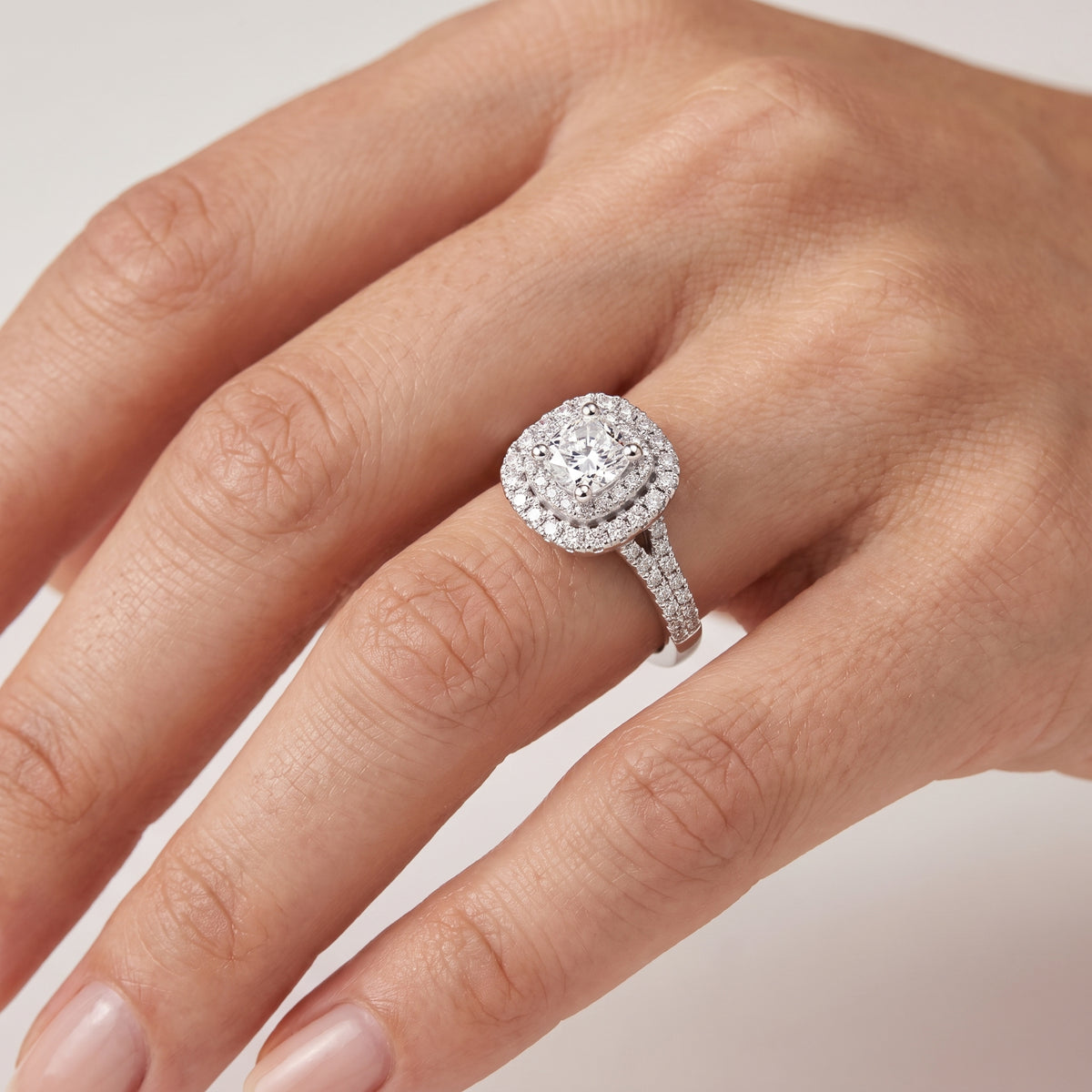 _lifestyle_image@SKU:R1094-LADC01000004W #metal_14k-white-gold+origin_lab-grown+quality_g-si