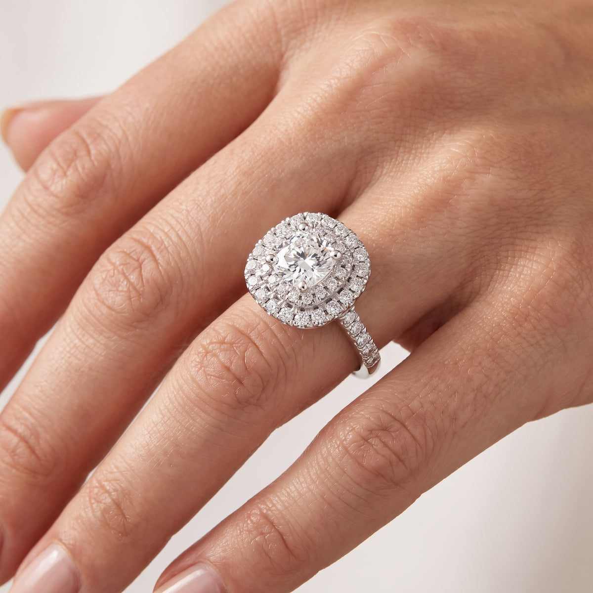 _lifestyle_image@SKU:R1094-LADC02000004W #metal_14k-white-gold+origin_lab-grown+quality_g-si