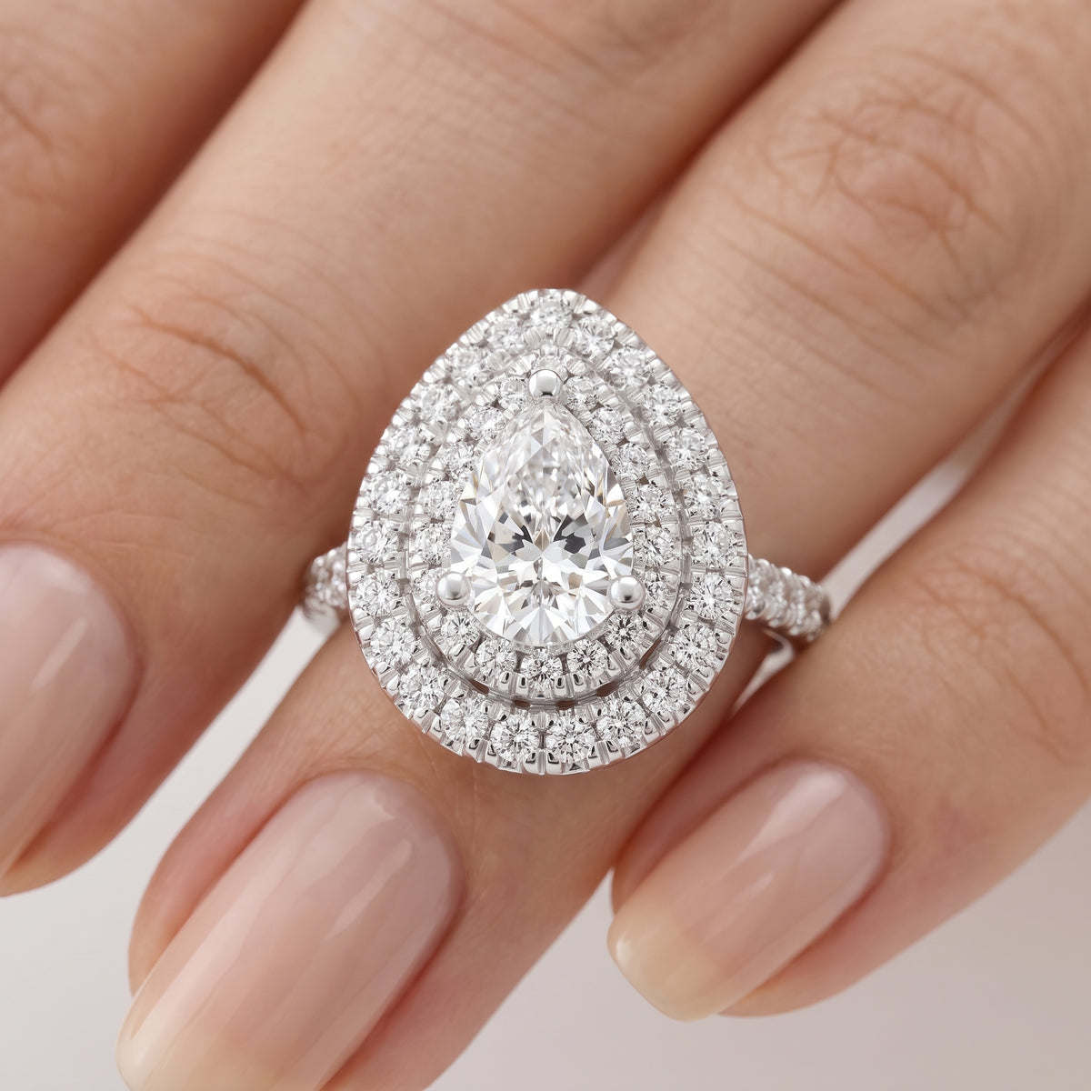 _lifestyle_image@SKU:R1094-LADD02000004W #metal_14k-white-gold+origin_lab-grown+quality_g-si