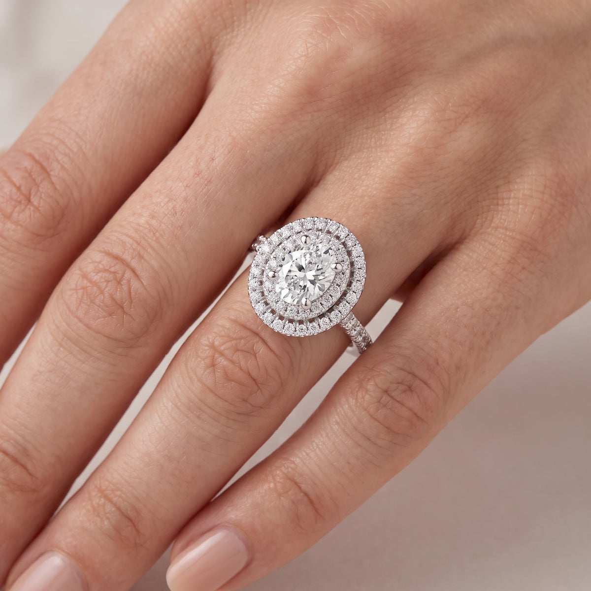 _lifestyle_image@SKU:R1094-LADO02000004W #metal_14k-white-gold+origin_lab-grown+quality_g-si