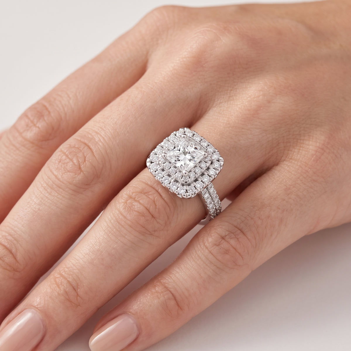 _lifestyle_image@SKU:R1094-LADP02000004W #metal_14k-white-gold+origin_lab-grown+quality_g-si
