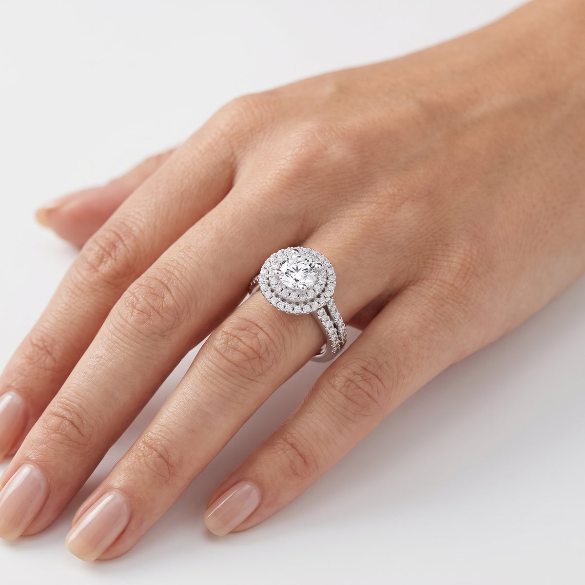 _lifestyle_image@SKU:R1094-LADR01000004W #metal_14k-white-gold+origin_lab-grown+quality_g-si