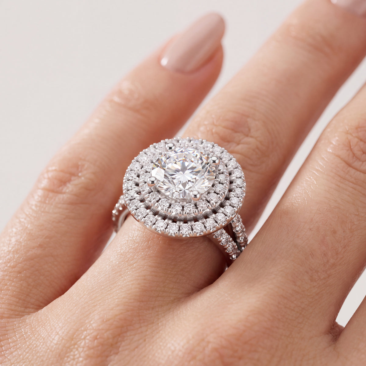 _lifestyle_image@SKU:R1094-LADR02000004W #metal_14k-white-gold+origin_lab-grown+quality_g-si
