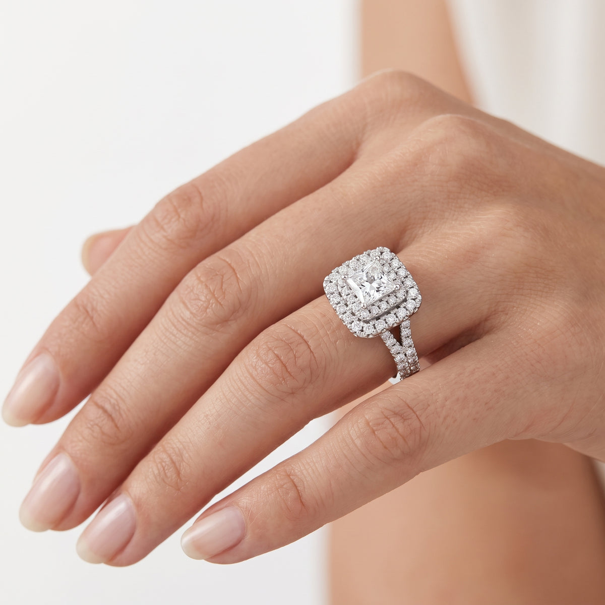 _lifestyle_image@SKU:R1094-LGDP0100000PL #metal_platinum+origin_lab-grown+quality_ef-vs2+