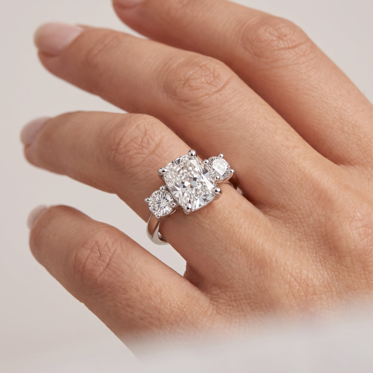 _lifestyle_image@SKU:R1097-LADC02000004W #metal_10k-white-gold+origin_lab-grown+quality_g-si