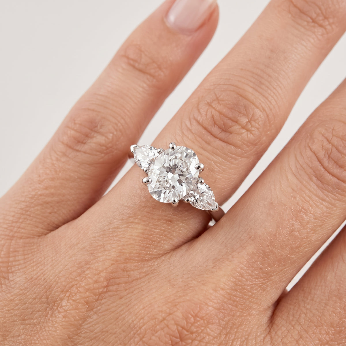 _lifestyle_image@SKU:R1097-LADO02000004W #metal_10k-white-gold+origin_lab-grown+quality_g-si