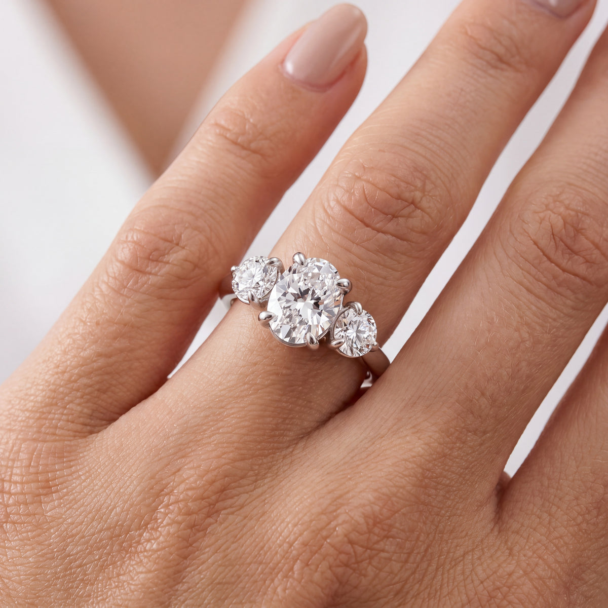 _lifestyle_image@SKU:R1097-NADO01000004W #metal_14k-white-gold+origin_lab-grown+quality_ef-vs2+