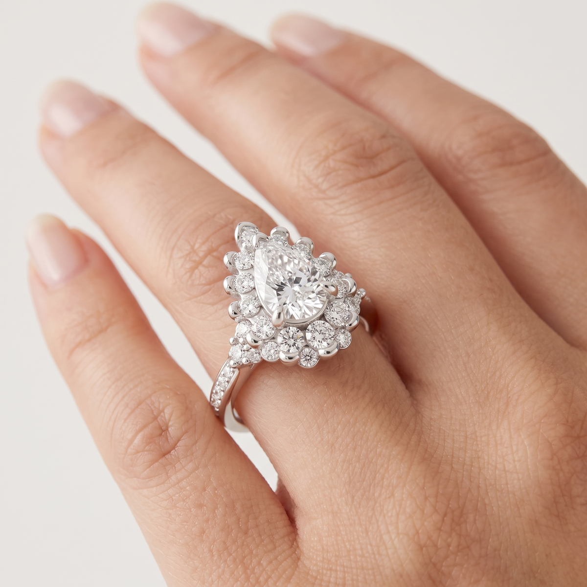 _lifestyle_image@SKU:R1108-LADD01000004W #metal_10k-white-gold+origin_lab-grown+quality_g-si