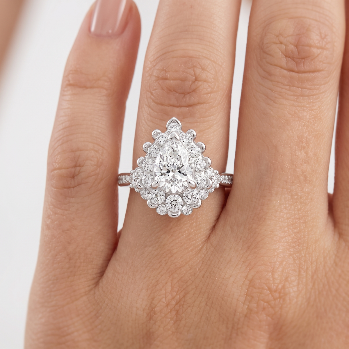 _lifestyle_image@SKU:R1108-NADD0100000PL #metal_platinum+origin_lab-grown+quality_ef-vs2+