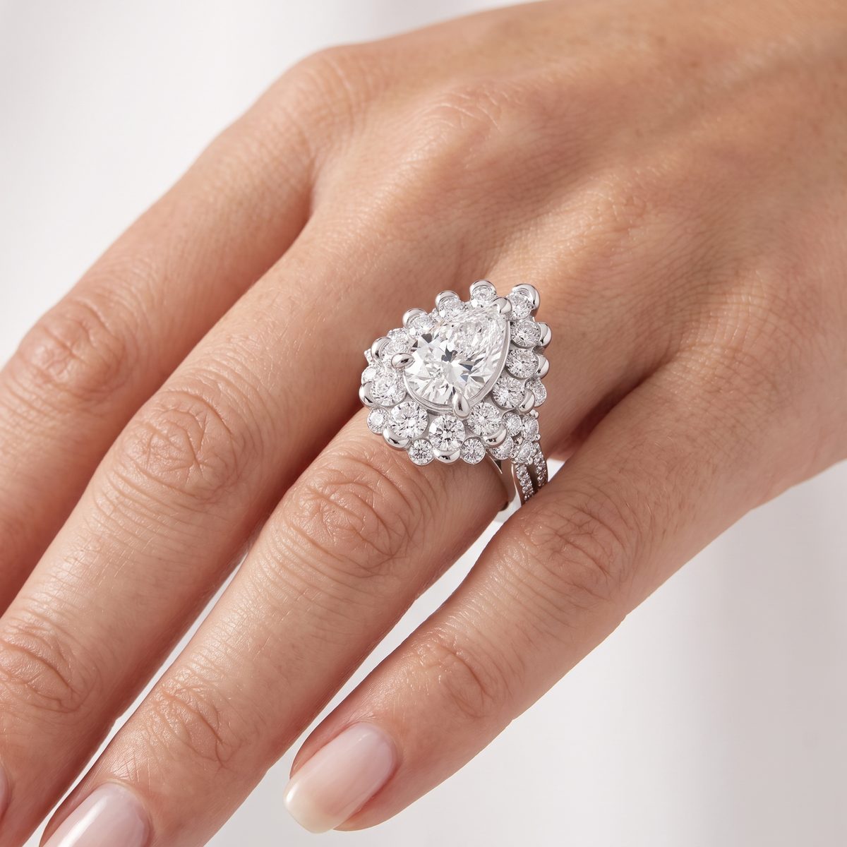 _lifestyle_image@SKU:R1108-LADD02000004W #metal_10k-white-gold+origin_lab-grown+quality_g-si