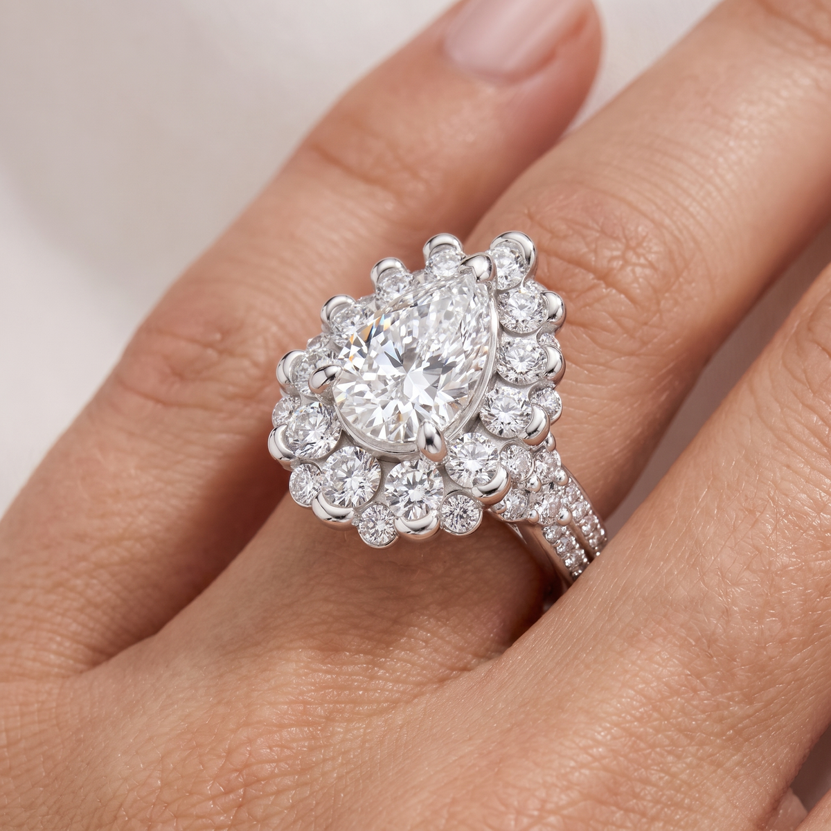 _lifestyle_image@SKU:R1108-NADD0200000PL #metal_platinum+origin_lab-grown+quality_ef-vs2+