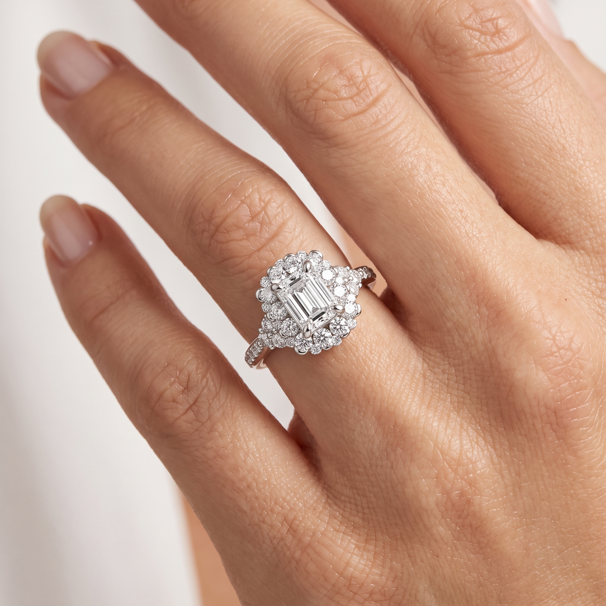 _lifestyle_image@SKU:R1108-LADE01000004W #metal_10k-white-gold+origin_lab-grown+quality_g-si