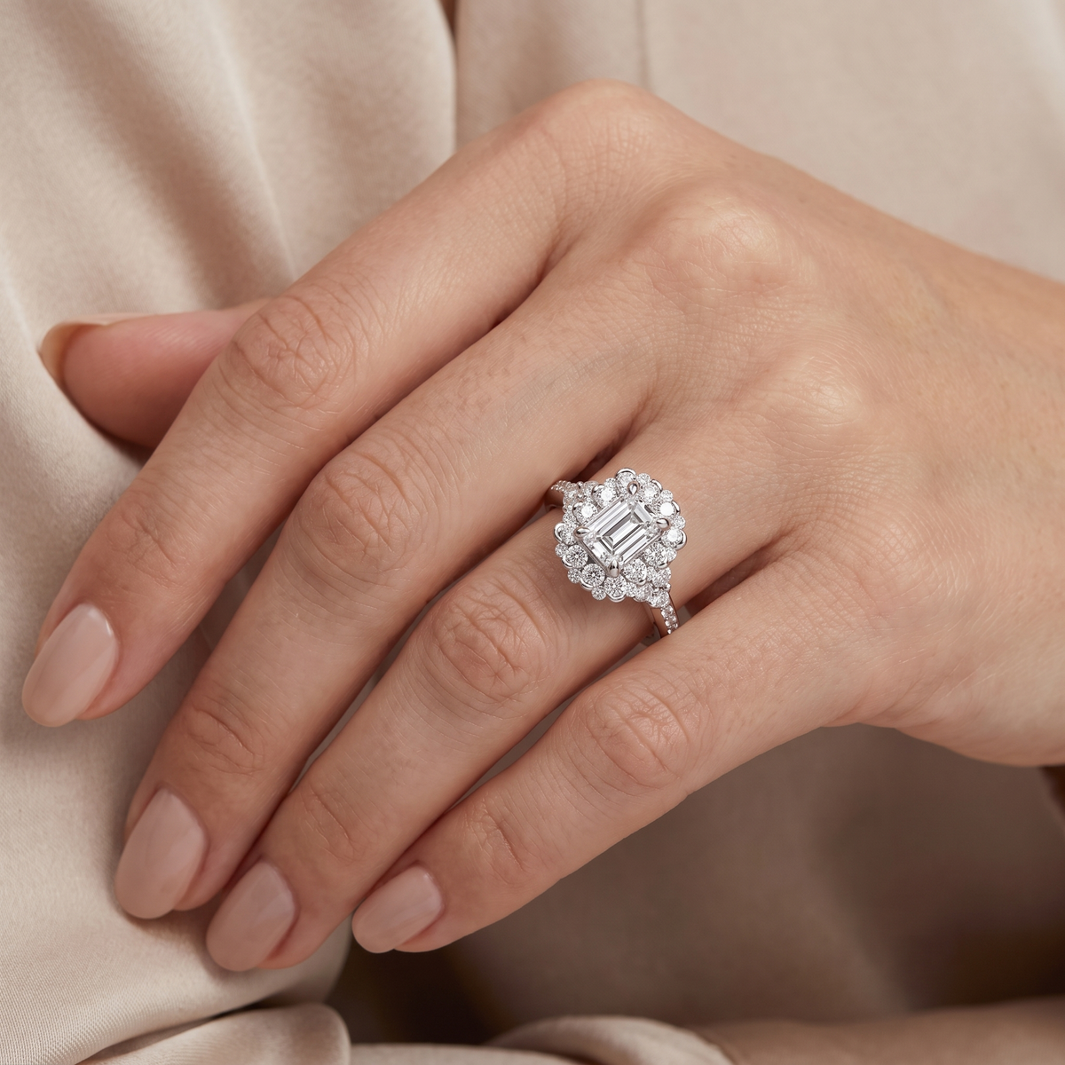 _lifestyle_image@SKU:R1108-NADE01000004W #metal_14k-white-gold+origin_lab-grown+quality_ef-vs2+