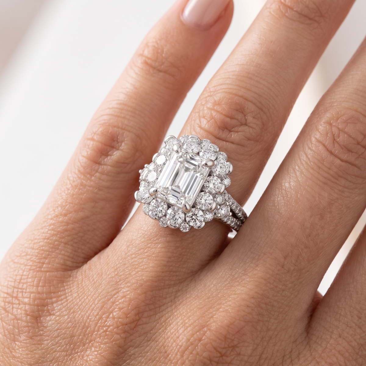 _lifestyle_image@SKU:R1108-LADE02000004W #metal_10k-white-gold+origin_lab-grown+quality_g-si