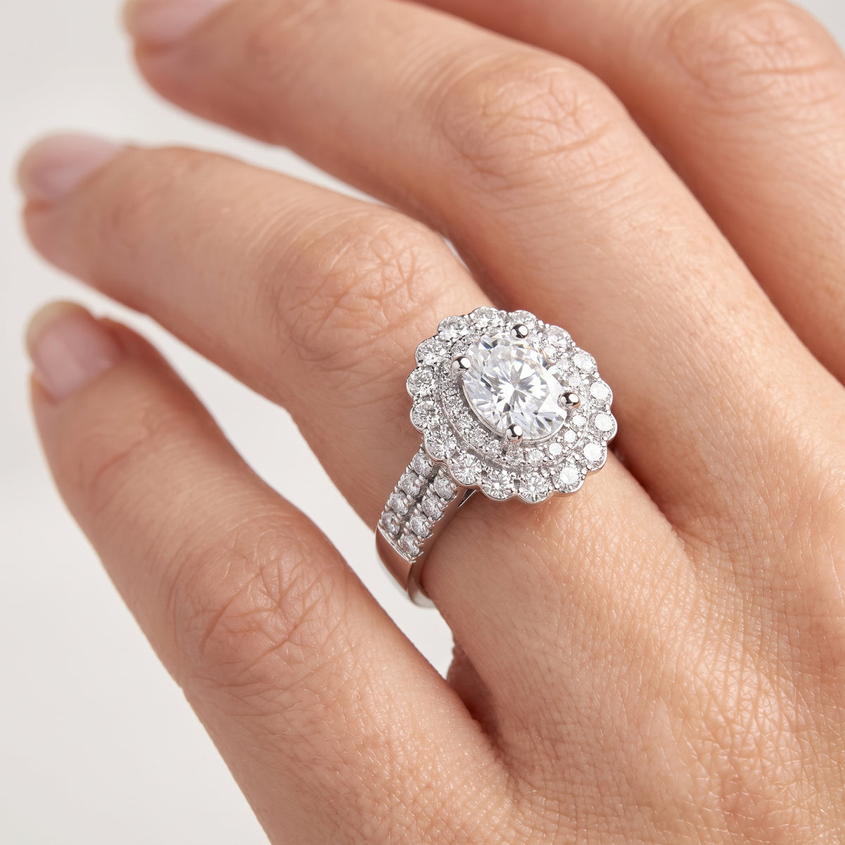 _lifestyle_image@SKU:R1108-LADO01000004W #metal_10k-white-gold+origin_lab-grown+quality_g-si