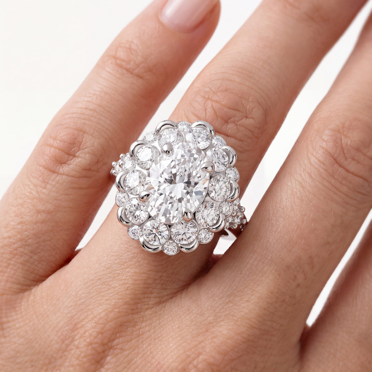 _lifestyle_image@SKU:R1108-LADO02000004W #metal_10k-white-gold+origin_lab-grown+quality_g-si