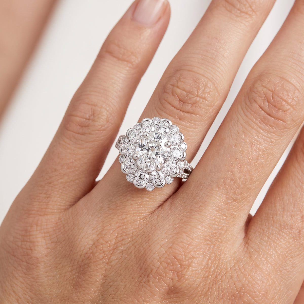 _lifestyle_image@SKU:R1108-NADO0200000PL #metal_platinum+origin_lab-grown+quality_ef-vs2+