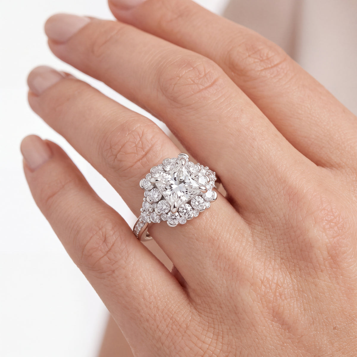 _lifestyle_image@SKU:R1108-LADP01000004W #metal_10k-white-gold+origin_lab-grown+quality_g-si